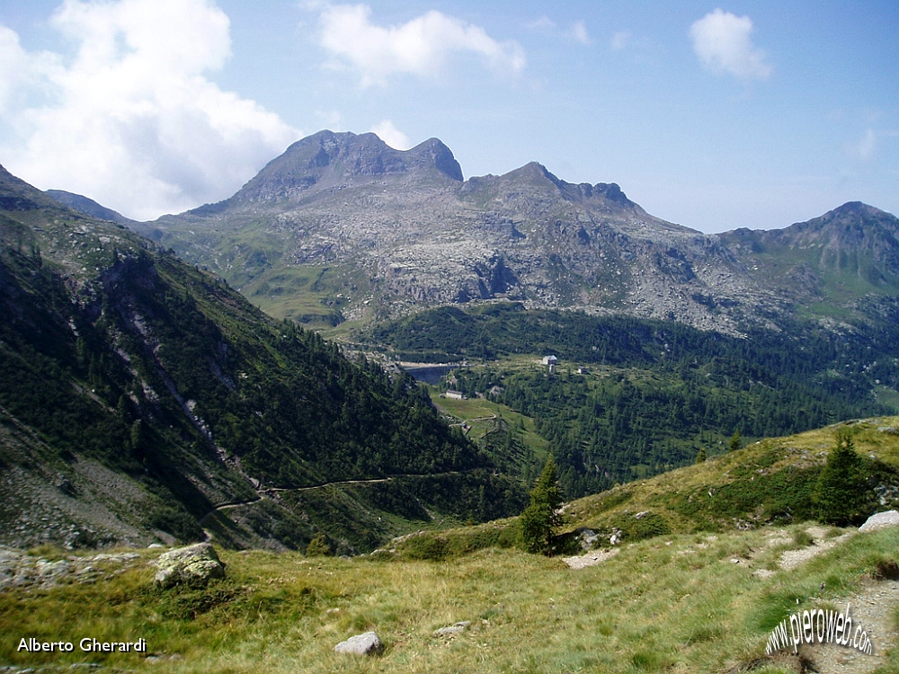 08 Da sopra il Lago Colombo verso i Gemelli e lo Spondone.jpg - OLYMPUS DIGITAL CAMERA